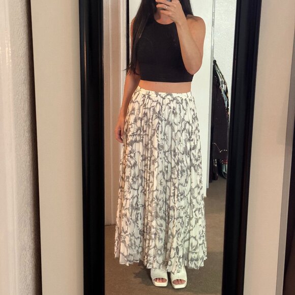 Banana Republic Pleated Skirt - Picture 15 of 15